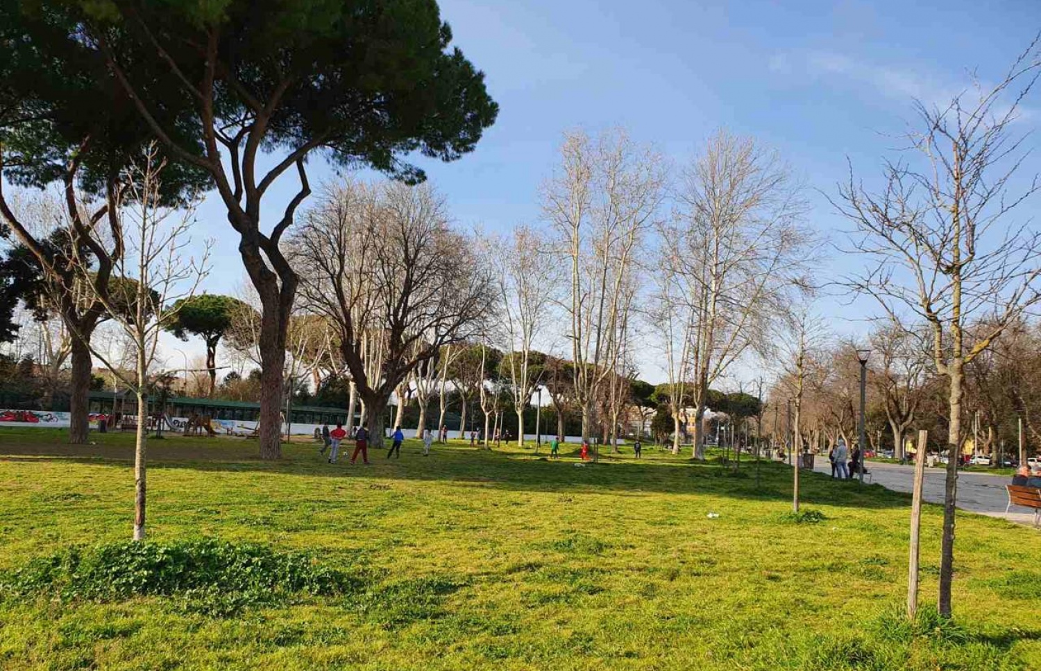 އިޓަލީގައި ލޮކްޑައުން އިއުލާން ނުކުރާއިރު ޕާކެއްގައި މީހުން ހިތްހަމަޖައްސާލަނީ: މިހާރު މިތަންތަން އޮންނަނީ ފަޅުވެފައި-- ފޮޓޯ: އާތިފާ އަލީ