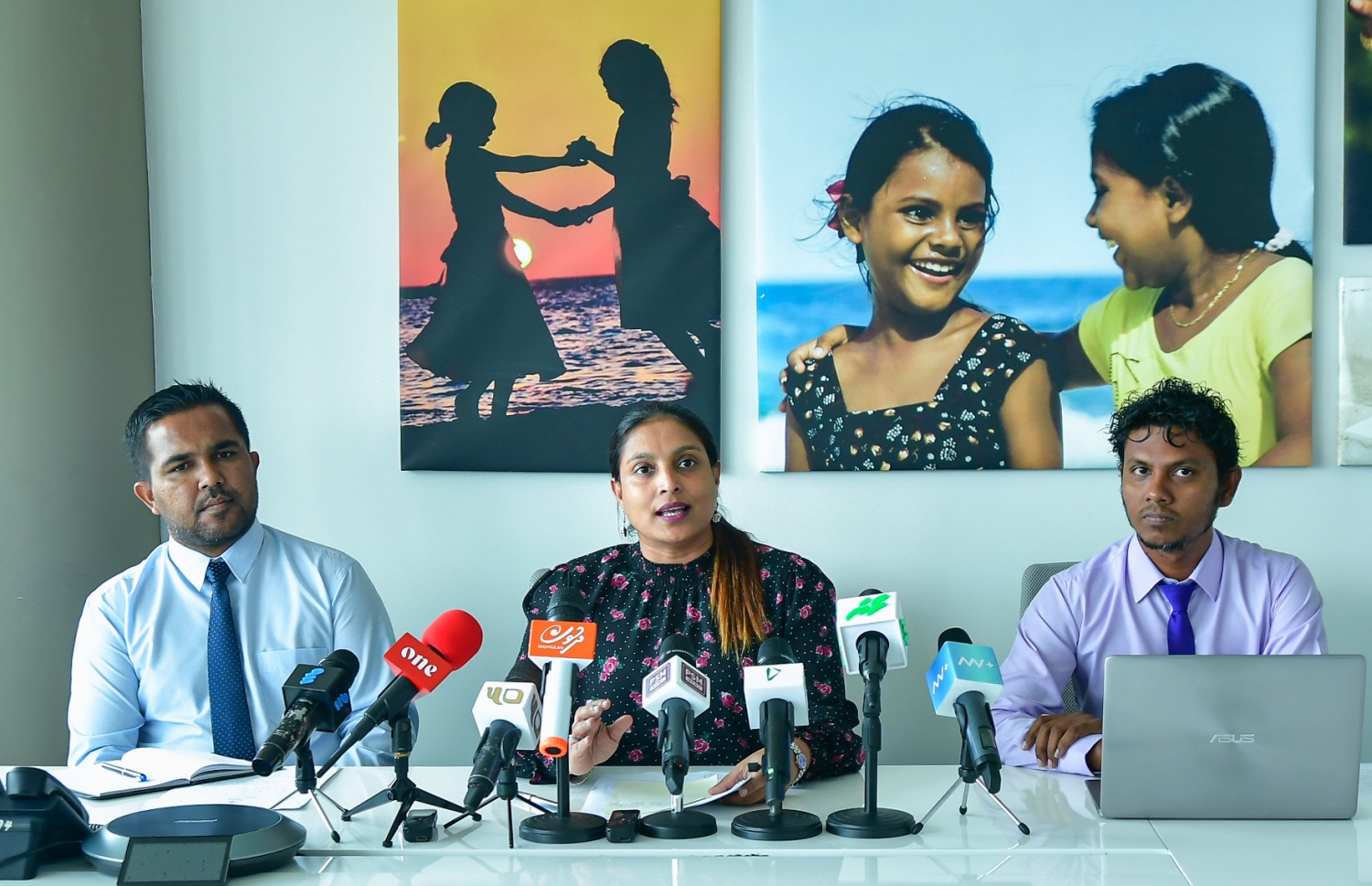 ކޮވިޑް-19 އާ ގުޅިގެން ސްކޫލުތައް ބަންދުކުރުމަށްފަހު، އޮންލައިންކޮށް ކިޔަވައިދޭން ފަށައި އެކަމުގެ މައުލޫމާތު ދިނުމަށް ބޭއްވި ނިއުސް ކޮންފަރެންސްގައި އެޑިއުކޭޝަން މިނިސްޓަރު ޑރ. އައިޝަތު އަލީ (މ) އާއި ޑެޕިއުޓީ މިނިސްޓަރު އިހުސާން (ވ) އަދި ސީނިއާ ޕޮޮލިސީ ޑިރެކްޓަރު މޫސަ ބައިވެރިވެވަޑައިގަންނަވަނީ.-- ފޮޓޯ: އަހުމަދު އަވްޝަން އިލްޔާސް/ މިހާރު