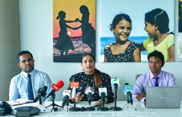 އެޑިއުކޭޝަން މިނިސްޓްރީން ބޭއްވި ނިއުސް ކޮންފަރެންސްގައި އެޑިއުކޭޝަން މިނިސްޓަރު ޑރ. އައިޝަތު އަލީ (މ) އާއި ޑެޕިއުޓީ މިނިސްޓަރު އިހުސާން (ވ) އަދި ސީނިއާ ޕޮޮލިސީ ޑިރެކްޓަރު މޫސަ ބައިވެރިވެވަޑައިގަންނަވަނީ.-- ފޮޓޯ: އަހުމަދު އަވްޝަން އިލްޔާސް/ މިހާރު