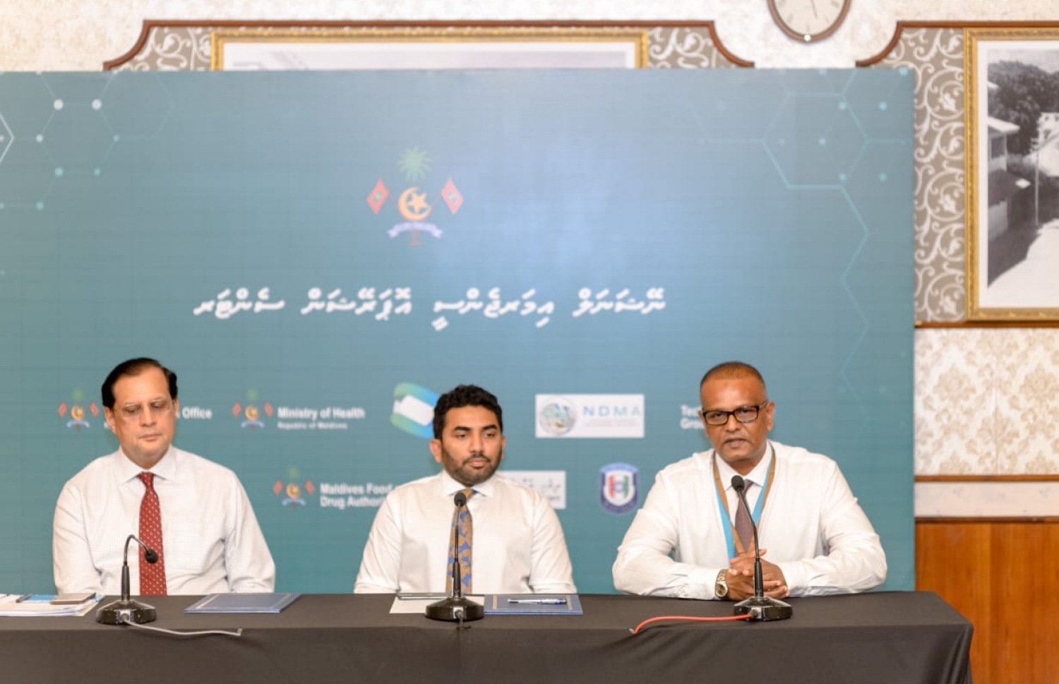 ކޮވިޑް-19 އަަށް ޓެސްޓްކުރާ 5000 ކިޓް ޑަބްލިއެޗްއޯއިން ރާއްޖެއަަށް ހަދިޔާކުރުމުގެ ރަސްމިއްޔާތުގައި ހެލްތު މިނިސްޓަރު އަމީން (މ)، ޑަބްލިއެޗްއޯގެ މަންދޫބު ޑރ. އަރުވިންދު މާތޫރު އަދި އައިޖީއެމްއެޗްގެ ސީއީއޯ ސަލީމް ބައިވެރިވެވަޑައިގަންނަވަނީ.