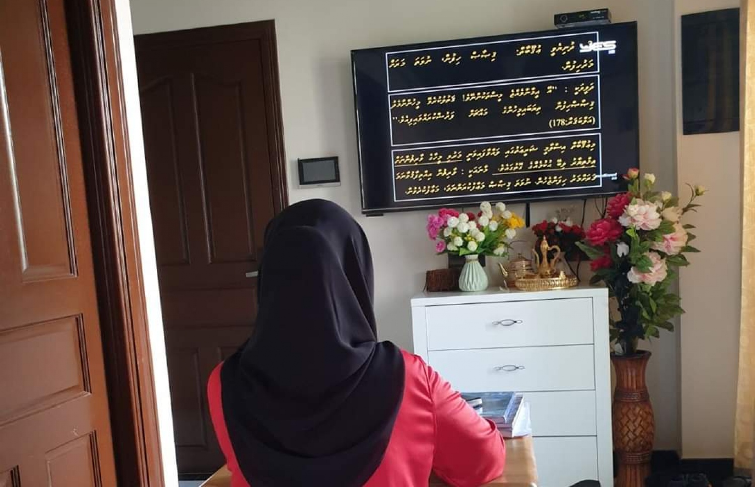 ޓެލިކިލާސް މެދުވެރިކޮށް ދަރިވަރަކު ކިޔަވަނީ: މާލެ ސަރަހައްދުގައި މިދުވަސްވަރު ކިޔަވައިދެނީ މި ގޮތަށް -- ފޮޓޯ: އެޑިއުކޭޝަން މިނިސްޓްރީ