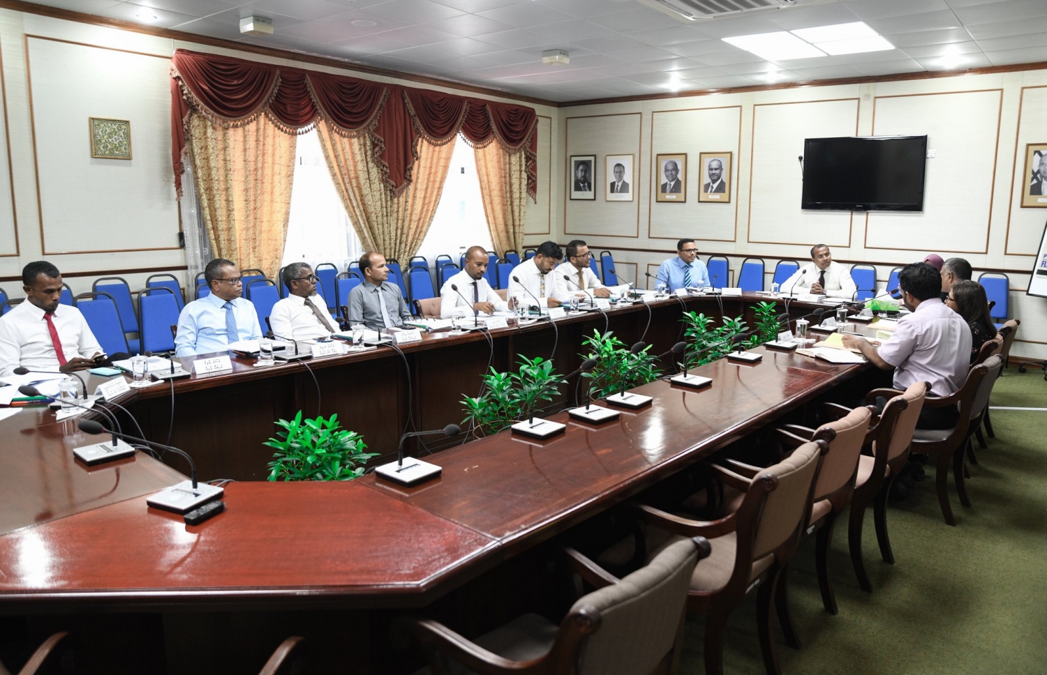 ހަޔަ އެޑިއުކޭޝަން މިނިސްޓަރު ޑރ. އިބްރާހިމް ހަސަން ހާޒިރުކޮށް ސަރުކާރުގެ މަސްއޫލިއްޔަތު އަދާކުރާ މިންވަރު ބަލާ ކޮމެޓީން މިއަދު ބޭއްވި ބައްދަލުވުމުގައި ބައިވެރިވެވަޑައިގެންނެވި ބައެއް މެމްބަރުން-- ފޮޓޯ: މަޖިލިސް