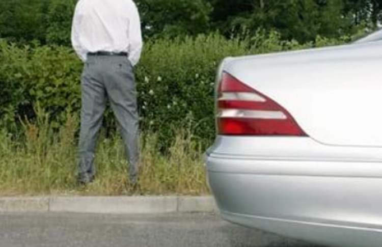 މަގުމައްޗަށް ކުޑަކަމުދާން އުޅެގެން ގެއްލުނީ ކާރު