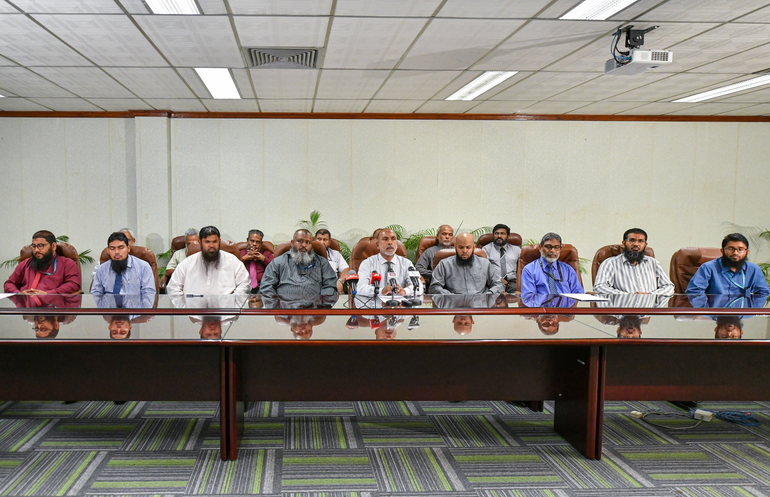 އިސްލާމިކް މިނިސްޓަރު ޑރ. އަހްމަދު ޒާހިރު ރާއްޖޭގެ ބައެއް އިލްމުވެރިންނާ އެކު ނޫސްވެރިންގެ ބައްދަލުވުމުގައި. -- ފޮޓޯ: އަހްމަދު އަވްޝަން/މިހާރު