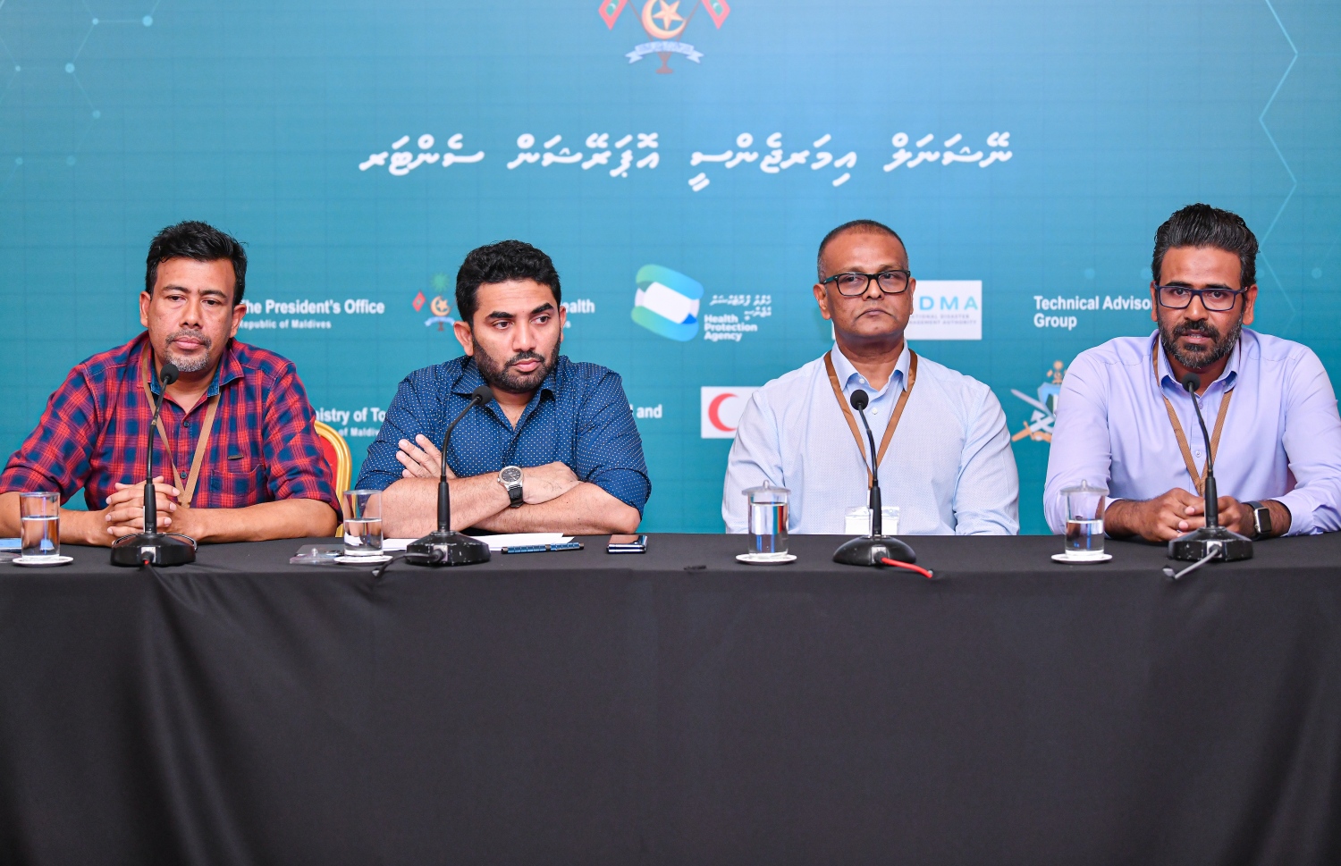 މިދިޔަ މަހު ބޭއްވި ނިއުސް ބްރީފިންގައި (ކ-ވ) ޑރ. މޫސާ، އައިޖީއެމްއެޗުގެ ސީއީއޯ ސަލީމް، ހެލްތު މިނިސްޓަރު އަމީން އަދި ޑރ. އަލީ ލަތީފް.---ފޮޓޯ: އަހުމަދު އަވްޝަން/މިހާރު