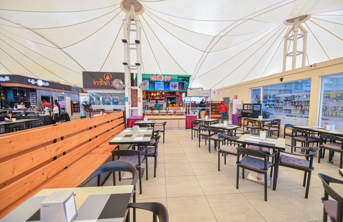 މާލެ: މާޗް 21، 2020- ކޮވިޑް-19- މާލޭގެ ކެފޭއެއް މިއަދު ހުހަށް: ރާއްޖެ އިން ވެސް ކޮރޯނާވައިރަސް ފެނުމާ ގުޅިގެން, ރައްކާތެރިކަމުގެ ފިޔަވަޅެއްގެ ގޮތުން މާލެ، ވިލިމާލެ އަދި ހުޅުމާލޭގެ ކެފޭ/ރެސްޓޯރަންޓުތަކުގައި ތިބެގެން ކެއުން މިރޭ 12:00 އިން ފެށިގެން އިކޮނޮމިކް މިނިސްޓްރީ އާއި ހެލްތު ޕްރޮޓެކްޝަން އިން މަނާކުރުމާ ގުޅިގެން މިހާރު އެ ތަންތަނަށް ދާ މީހުން ވަނީ މަދުވާން ފަށާފައި.--- ފޮޓޯ: އަހުމަދު އަވްޝަން އިލްޔާސް/މިހާރު