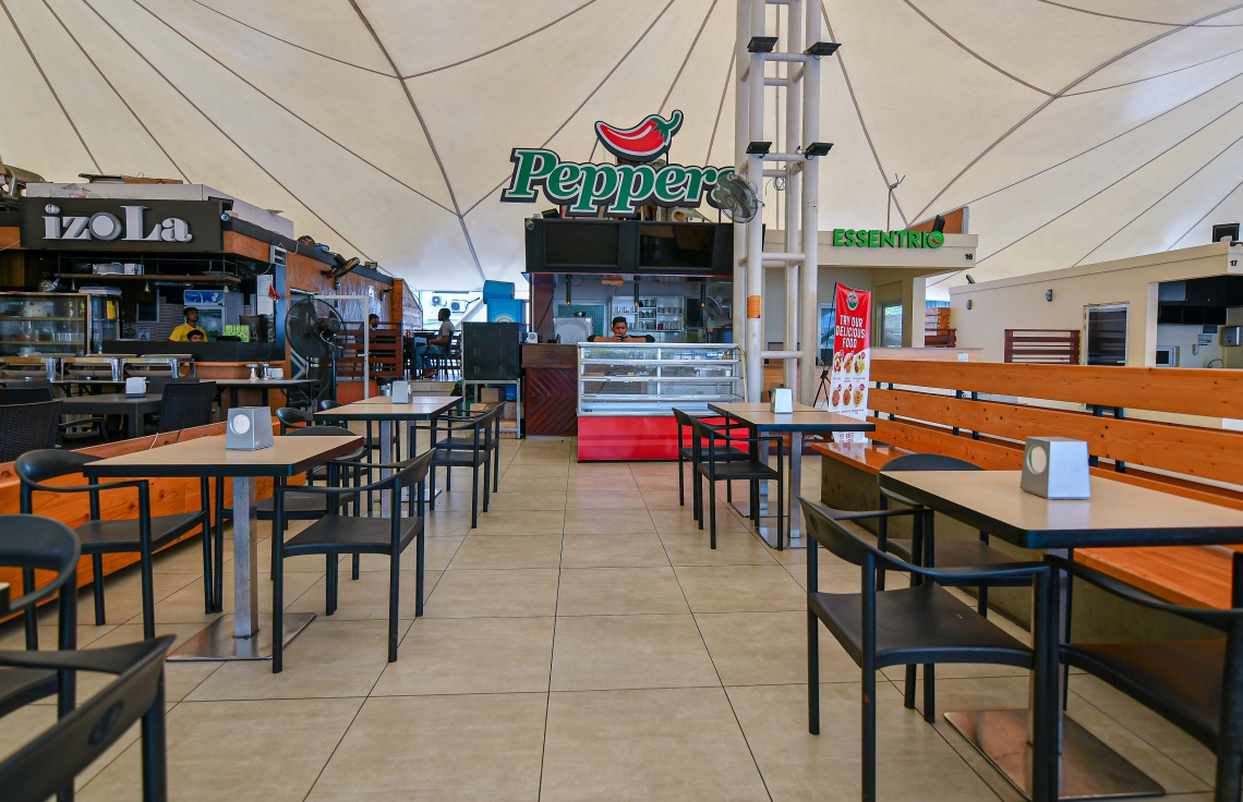 މާލެ: މާޗް 21، 2020- ކޮވިޑް-19- މާލޭގެ ކެފޭއެއް މިއަދު ހުހަށް: ރާއްޖެ އިން ވެސް ކޮރޯނާވައިރަސް ފެނުމާ ގުޅިގެން, ރައްކާތެރިކަމުގެ ފިޔަވަޅެއްގެ ގޮތުން މާލެ، ވިލިމާލެ އަދި ހުޅުމާލޭގެ ކެފޭ/ރެސްޓޯރަންޓުތަކުގައި ތިބެގެން ކެއުން މިރޭ 12:00 އިން ފެށިގެން އިކޮނޮމިކް މިނިސްޓްރީ އާއި ހެލްތު ޕްރޮޓެކްޝަން އިން މަނާކުރުމާ ގުޅިގެން މިހާރު އެ ތަންތަނަށް ދާ މީހުން ވަނީ މަދުވާން ފަށާފައި.--- ފޮޓޯ: އަހުމަދު އަވްޝަން އިލްޔާސް/މިހާރު