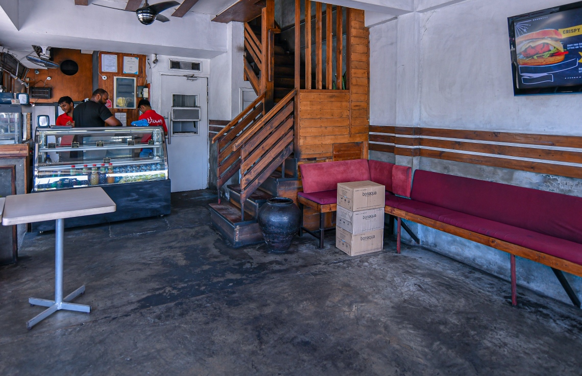 މާލެ: މާޗް 21، 2020- ކޮވިޑް-19- މާލޭގެ ކެފޭއެއް މިއަދު ހުހަށް: ރާއްޖެ އިން ވެސް ކޮރޯނާވައިރަސް ފެނުމާ ގުޅިގެން, ރައްކާތެރިކަމުގެ ފިޔަވަޅެއްގެ ގޮތުން މާލެ، ވިލިމާލެ އަދި ހުޅުމާލޭގެ ކެފޭ/ރެސްޓޯރަންޓުތަކުގައި ތިބެގެން ކެއުން މިރޭ 12:00 އިން ފެށިގެން އިކޮނޮމިކް މިނިސްޓްރީ އާއި ހެލްތު ޕްރޮޓެކްޝަން އިން މަނާކުރުމާ ގުޅިގެން މިހާރު އެ ތަންތަނަށް ދާ މީހުން ވަނީ މަދުވާން ފަށާފައި.--- ފޮޓޯ: އަހުމަދު އަވްޝަން އިލްޔާސް/މިހާރު