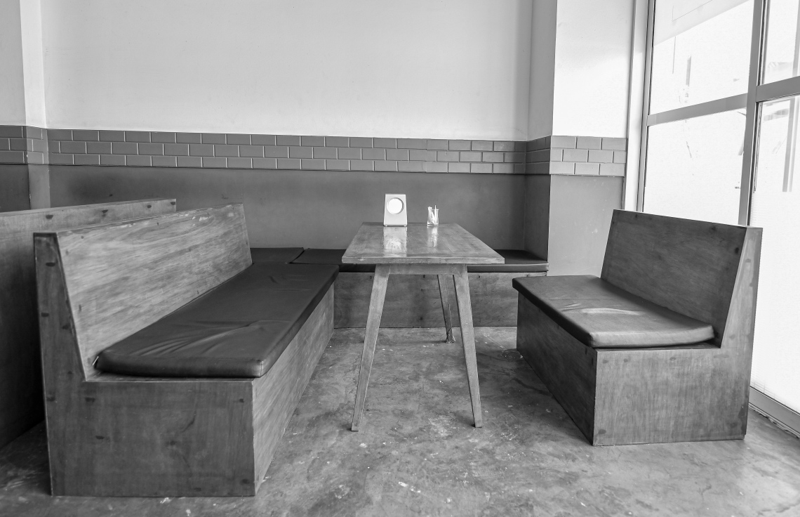 މާލެ: މާޗް 21، 2020- ކޮވިޑް-19- މާލޭގެ ކެފޭއެއް މިއަދު ހުހަށް: ރާއްޖެ އިން ވެސް ކޮރޯނާވައިރަސް ފެނުމާ ގުޅިގެން, ރައްކާތެރިކަމުގެ ފިޔަވަޅެއްގެ ގޮތުން މާލެ، ވިލިމާލެ އަދި ހުޅުމާލޭގެ ކެފޭ/ރެސްޓޯރަންޓުތަކުގައި ތިބެގެން ކެއުން މިރޭ 12:00 އިން ފެށިގެން އިކޮނޮމިކް މިނިސްޓްރީ އާއި ހެލްތު ޕްރޮޓެކްޝަން އިން މަނާކުރުމާ ގުޅިގެން މިހާރު އެ ތަންތަނަށް ދާ މީހުން ވަނީ މަދުވާން ފަށާފައި.--- ފޮޓޯ: އަހުމަދު އަވްޝަން އިލްޔާސް/މިހާރު