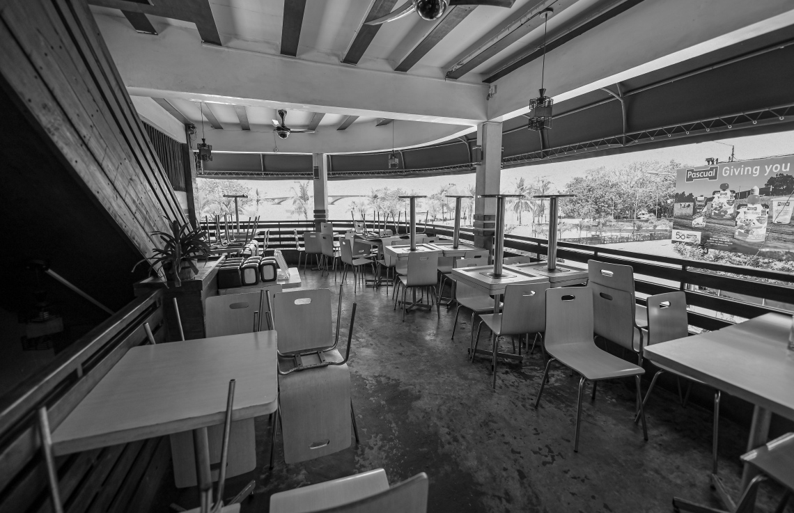 މާލެ: މާޗް 21، 2020- ކޮވިޑް-19- މާލޭގެ ކެފޭއެއް މިއަދު ހުހަށް: ރާއްޖެ އިން ވެސް ކޮރޯނާވައިރަސް ފެނުމާ ގުޅިގެން, ރައްކާތެރިކަމުގެ ފިޔަވަޅެއްގެ ގޮތުން މާލެ، ވިލިމާލެ އަދި ހުޅުމާލޭގެ ކެފޭ/ރެސްޓޯރަންޓުތަކުގައި ތިބެގެން ކެއުން މިރޭ 12:00 އިން ފެށިގެން އިކޮނޮމިކް މިނިސްޓްރީ އާއި ހެލްތު ޕްރޮޓެކްޝަން އިން މަނާކުރުމާ ގުޅިގެން މިހާރު އެ ތަންތަނަށް ދާ މީހުން ވަނީ މަދުވާން ފަށާފައި.--- ފޮޓޯ: އަހުމަދު އަވްޝަން އިލްޔާސް/މިހާރު