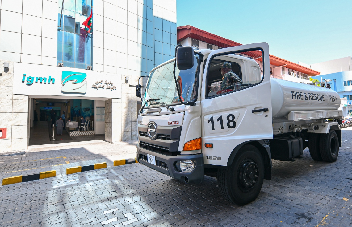 މާލެ: މާޗް 23، 2020- ރާއްޖެ އަށް ވެސް ކޮރޯނާވައިރަސް އައިސްފައިވާތީ، ރައްކާތެރިކަމުގެ ފިޔަވަޅެއްގެ ގޮތުން މާލޭގެ މަގުތަކަށް ކްލޮރިން އަޅައިގެން ސާފުކުރުމުގެ މަސައްކަތް މިއަދު ވަނީ ފަށާފައި: މާލޭ ސިޓީ ކައުންސިލާއި ސިފައިން ގުޅިގެން ހިންގާ މި މަސައްކަތަށް ބޭނުންކުރަނީ އެމްއެންޑީއެފްގެ ފަޔާ ލޮރީ.---ފޮޓޯތައް: އަހުމަދު އަވްޝަން އިލްޔާސް/މިހާރު