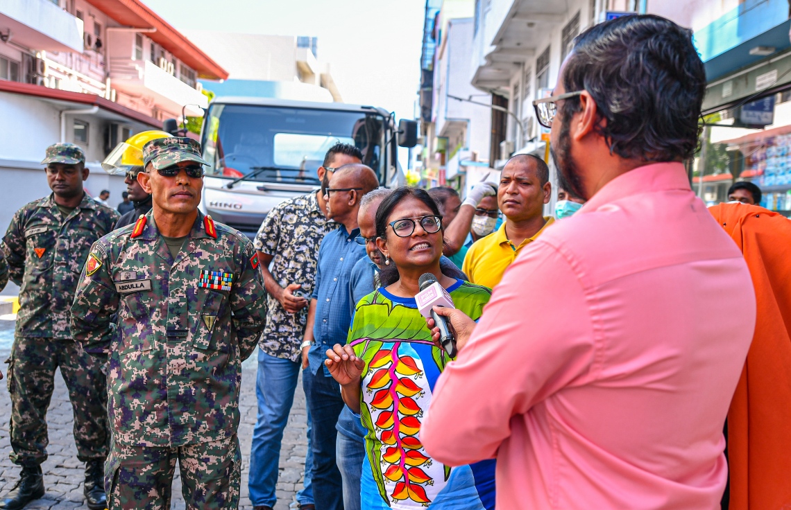 މާލެ: މާޗް 23، 2020- ރާއްޖެ އަށް ވެސް ކޮރޯނާވައިރަސް އައިސްފައިވާތީ، ރައްކާތެރިކަމުގެ ފިޔަވަޅެއްގެ ގޮތުން މާލޭގެ މަގުތަކަށް ކްލޮރިން އަޅައިގެން ސާފުކުރުމުގެ މަސައްކަތް ފެށުމުގެ ކުރިން މާލޭގެ މޭޔަރު ޝިފާ މުހައްމަދު މީޑިއާއާ ވާހަކަ ދައްކަވަނީ.---ފޮޓޯ: އަހުމަދު އަވްޝަން އިލްޔާސް/މިހާރު