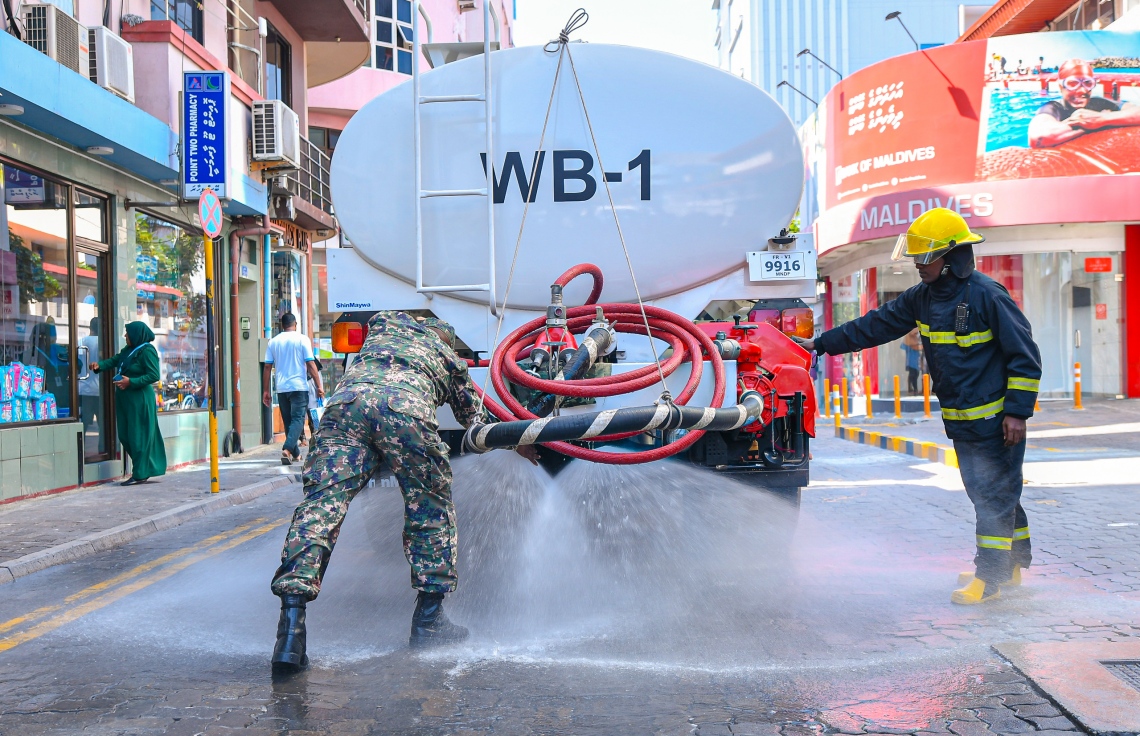 މާލެ: މާޗް 23، 2020- ރާއްޖެ އަށް ވެސް ކޮރޯނާވައިރަސް އައިސްފައިވާތީ، ރައްކާތެރިކަމުގެ ފިޔަވަޅެއްގެ ގޮތުން މާލޭގެ މަގުތަކަށް ކްލޮރިން އަޅައިގެން ސާފުކުރުމަށް މިއަދު ފެށި މަސައްކަތުގެ ތެރެއިން: މިއީ މާލޭ ސިޓީ ކައުންސިލާއި ސިފައިން ގުޅިގެން ހިންގާ މަސައްކަތެއް.---ފޮޓޯތައް: އަހުމަދު އަވްޝަން އިލްޔާސް/މިހާރު