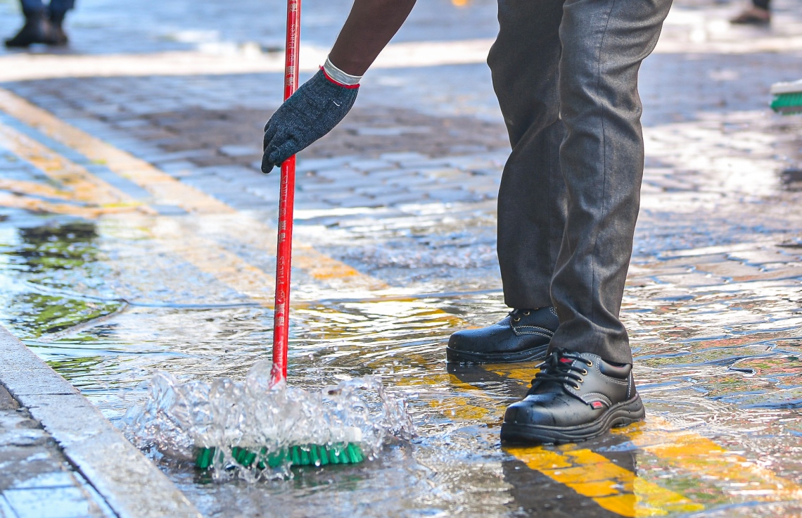 މާލެ: މާޗް 23، 2020- ރާއްޖެ އަށް ވެސް ކޮރޯނާވައިރަސް އައިސްފައިވާތީ، ރައްކާތެރިކަމުގެ ފިޔަވަޅެއްގެ ގޮތުން މާލޭގެ މަގުތަކަށް ކްލޮރިން އަޅައިގެން ސާފުކުރުމަށް މިއަދު ފެށި މަސައްކަތުގެ ތެރެއިން: މާލޭގެ ހުރިހާ މަގުތަކަށް ކްލޮރިން އަޅައި ސާފުކުރާނެ ކަމަށް އެމެންޑީއެފުން ބުނޭ.---ފޮޓޯތައް: އަހުމަދު އަވްޝަން އިލްޔާސް/މިހާރު