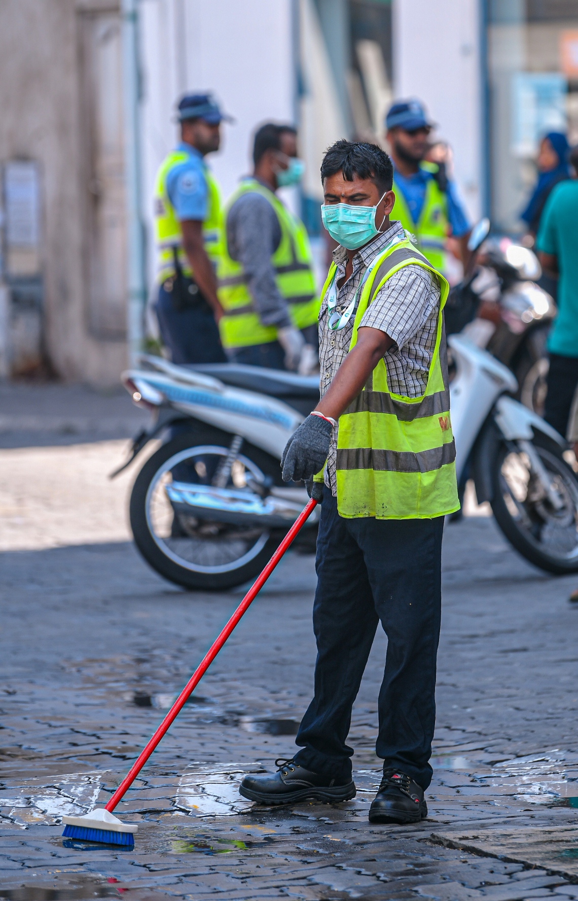 މާލެ: މާޗް 23، 2020- ރާއްޖެ އަށް ވެސް ކޮރޯނާވައިރަސް އައިސްފައިވާތީ، ރައްކާތެރިކަމުގެ ފިޔަވަޅެއްގެ ގޮތުން މާލޭގެ މަގުތަކަށް ކްލޮރިން އަޅައިގެން ސާފުކުރުމަށް މިއަދު ފެށި މަސައްކަތުގެ ތެރެއިން: މިއީ މާލޭ ސިޓީ ކައުންސިލާއި ސިފައިން ގުޅިގެން ހިންގާ މަސައްކަތެއް.---ފޮޓޯތައް: އަހުމަދު އަވްޝަން އިލްޔާސް/މިހާރު