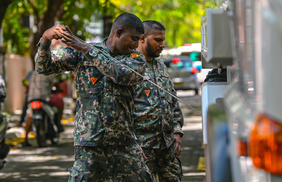 މާލެ: މާޗް 23، 2020- ރާއްޖެ އަށް ވެސް ކޮރޯނާވައިރަސް އައިސްފައިވާތީ، ރައްކާތެރިކަމުގެ ފިޔަވަޅެއްގެ ގޮތުން މާލޭގެ މަގުތަކަށް ކްލޮރިން އަޅައިގެން ސާފުކުރުމަށް މިއަދު ފެށި މަސައްކަތުގެ ތެރެއިން: މިއީ މާލޭ ސިޓީ ކައުންސިލާއި ސިފައިން ގުޅިގެން ހިންގާ މަސައްކަތެއް.---ފޮޓޯތައް: އަހުމަދު އަވްޝަން އިލްޔާސް/މިހާރު