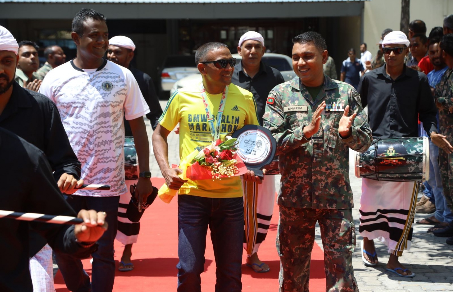 ނަސްރު ރާއްޖޭން ބޭރުގެ ކާމިޔާބަކަށް ފަހު އެނބުރި އައުމުން ކަޅުލުއްކަލާ ކޮށިން ސިފައިންގެ އޮފިސަރުން އޭނާ އަށް މަރުހަބާ ކިޔަނީ.