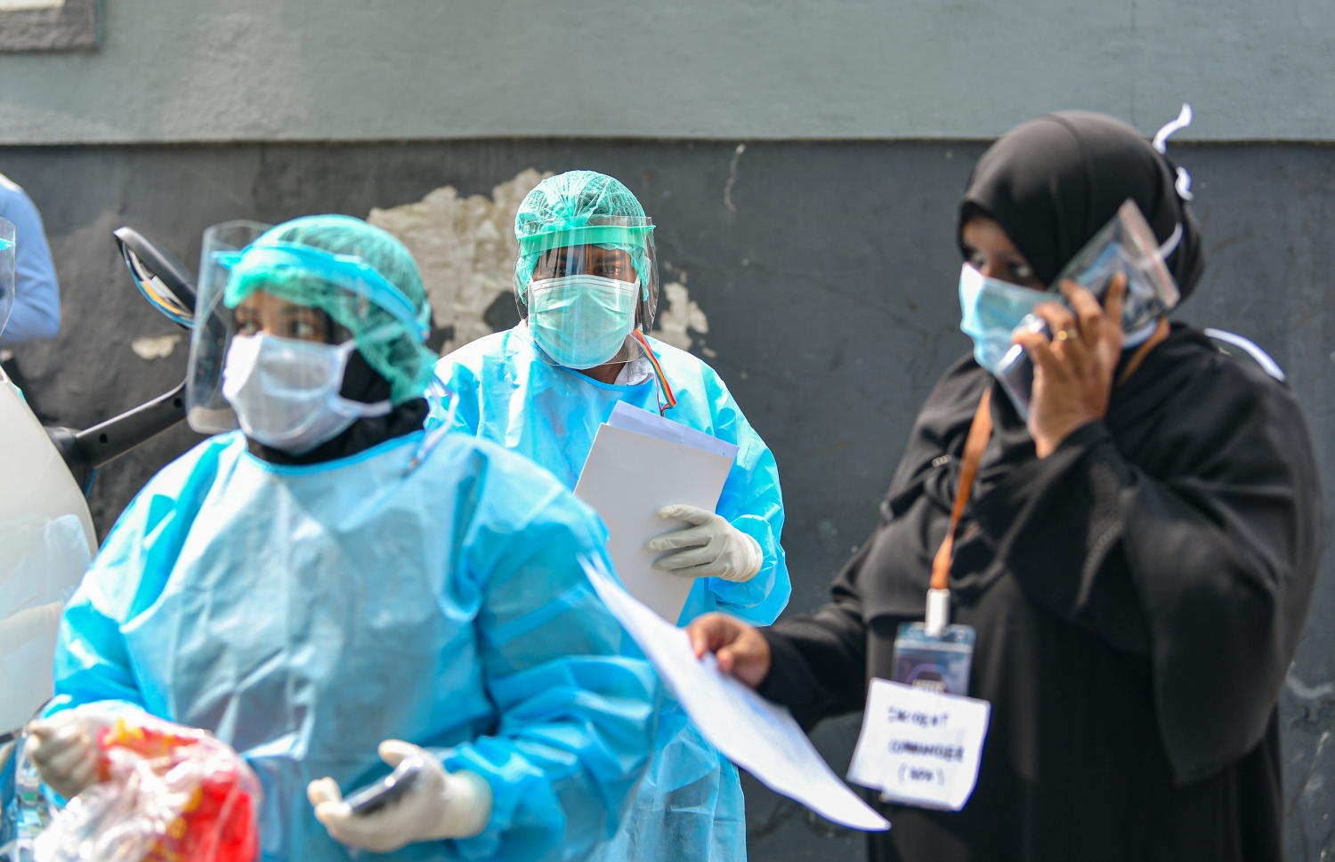 ކޮރޯނާވައިރަސް ނުވަތަ ކޮވިޑް-19 އިން ރައްކާތެރިވުމުގެ ގޮތުން އެމްއެންޑީއެފްއިން ބޭއްވި ޑްރިލްގައި ޚާއްސަ ހެދުމުގައި ތައްޔާރީ ހާލަތުގައި ތިބި ބަޔަކު އެމްބިއުލާސް އިން ފައިބަނީ ---ފޮޓޯ: އަހުމަދު އަވްޝަން/މިހާރު