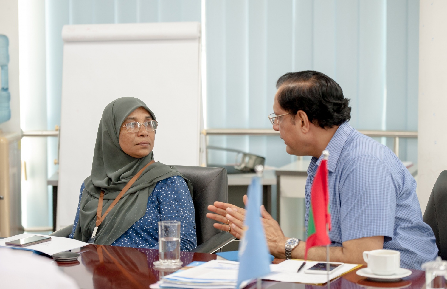 އިއްޔެ އޮތް ބައްދަލުވުމެއްގައި، މައިމޫނާ އާއި ރާއްޖޭގައި ހުންނަވާ ޑަބްލިއުއެޗްއޯގެ މަންދޫބު އަރްވިންދު ވާހަކަ ދައްކަވަނީ.---ފޮޓޯ: ހެލްތު މިނިސްޓްރީ