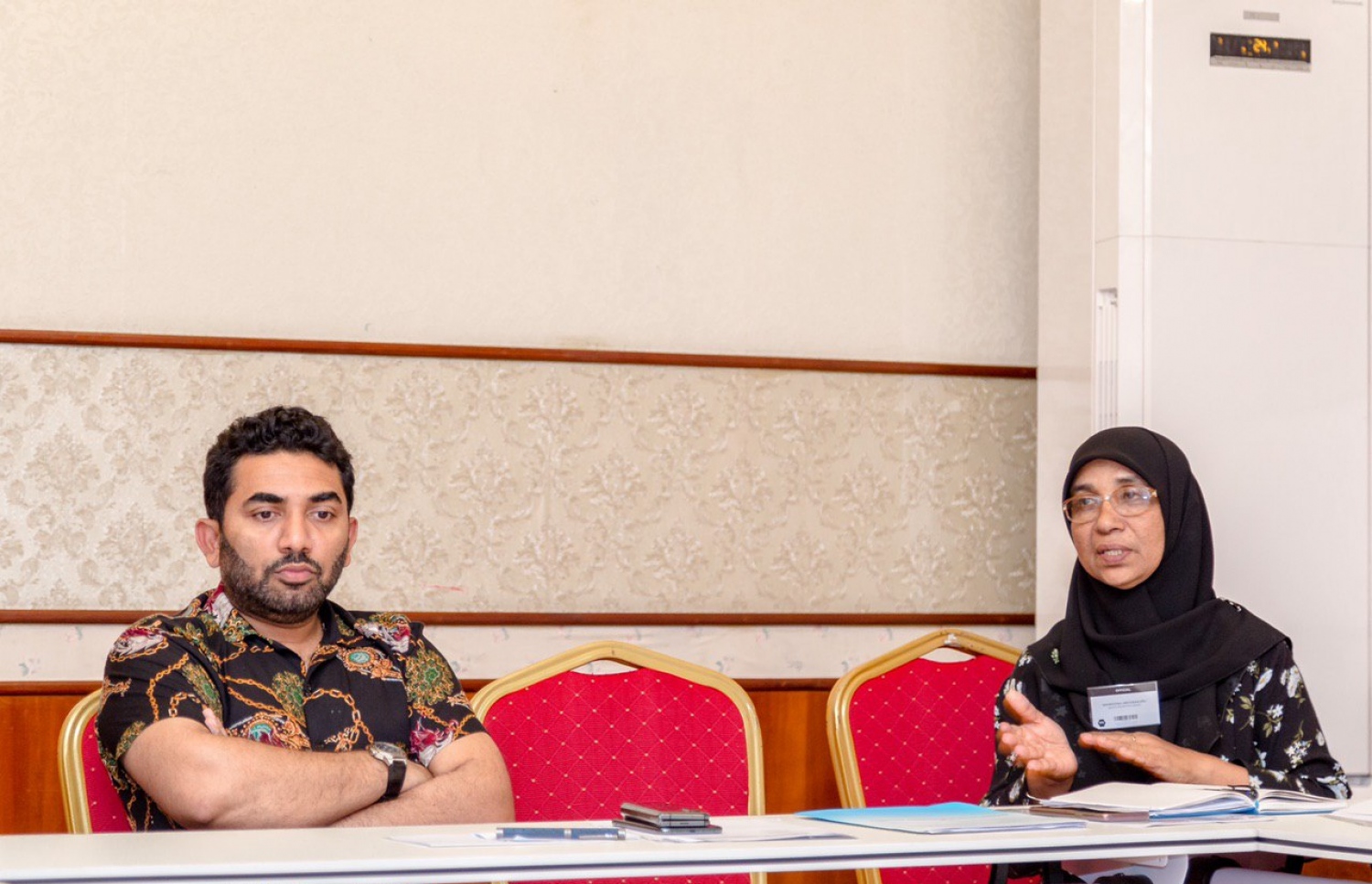 ކޮވިޑް-19 އާ ގުޅޭ މަޝްވަރާ ބައްދަލުވުމެއްގައި މައިމޫނާ ވާހަކަ ދައްކަވާއިރު، ހެލްތު މިނިސްޓަރު އަމީން އަޑުއައްސަވަނީ.