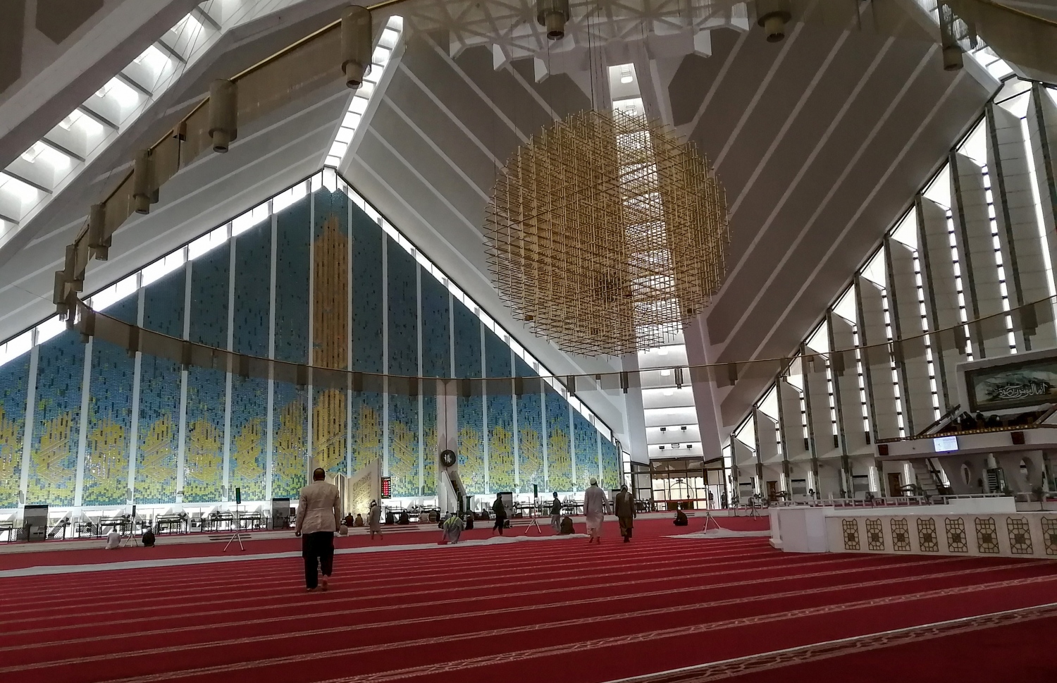 އިސްލާމްއާބާދުގެ މަޝްހޫރު ފައިސަލް މިސްކިތަށް އިއްޔެގެ ހުކުރު ނަމާދަށް މީހުން އަރަނީ. --ފޮޓޯ:އޭއެފްޕީ