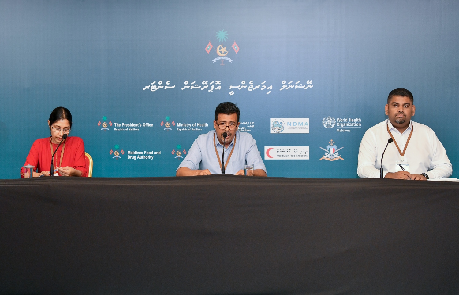 ޓެކްނިކަލް އެޑްވައިޒަރީ ގްރޫޕްގެ ޑރ. އަލީ ލަތީފް (މ) އަދި މަބްރޫކް (ކ) އާއި ނަޒްލާ މުސްތަފާ (ވ) އާ އެކު މަބްރޫކް ނޫސްވެރިންގެ ބައްދަލުވުމެއްގައި.---ފޮޓޯ: ނިޝާން އަލީ/މިހާރު