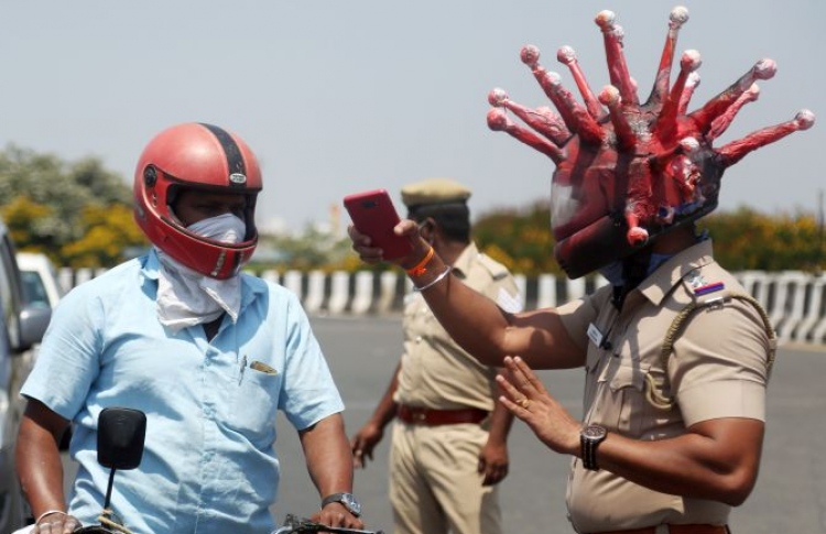 އިންޑިއާ ފުލުހަކު "ކޮރޯނާ ހެލްމެޓް" އަޅައިގެން