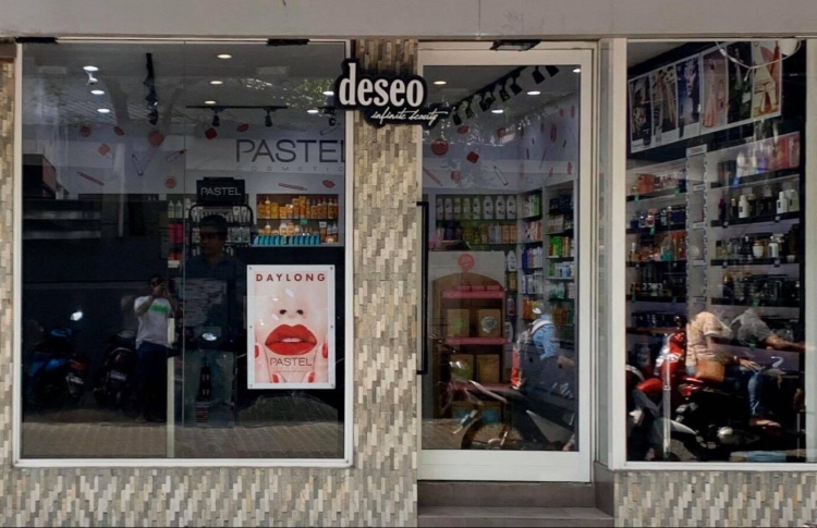 ޑެސިއޯ ފިހާރަ އިން ގިނަ އަދަދެއްގެ ކޮސްމެޓިކްސް ސާމާނު ވިއްކާ-- ފޮޓޯ:ޑެސިއޯ