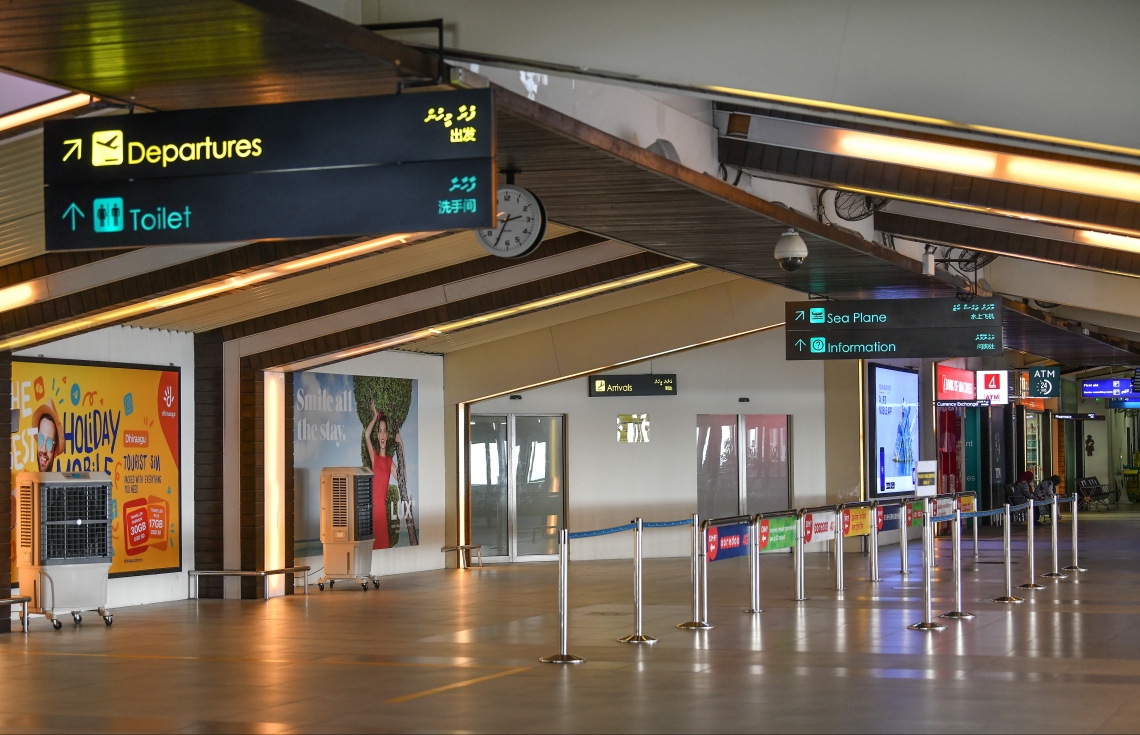 ހުޅުލެ: މާޗް 30، 2020: ކޮވިޑް-19 އާ ގުޅިގެން ހުރިހާ އެއާލައިންތަކެއް ދަތުރުތައް ހުއްޓާލުމާއި ގުޅިގެން ރާއްޖޭގެ މައި ދޮރު، ވެލާނާ އިންޓަނޭޝަނަލް އެއާޕޯޓު ތެރެ ހުހަށް. ފޮޓޯތައް: ނިޝާން އަލީ /މިހާރު