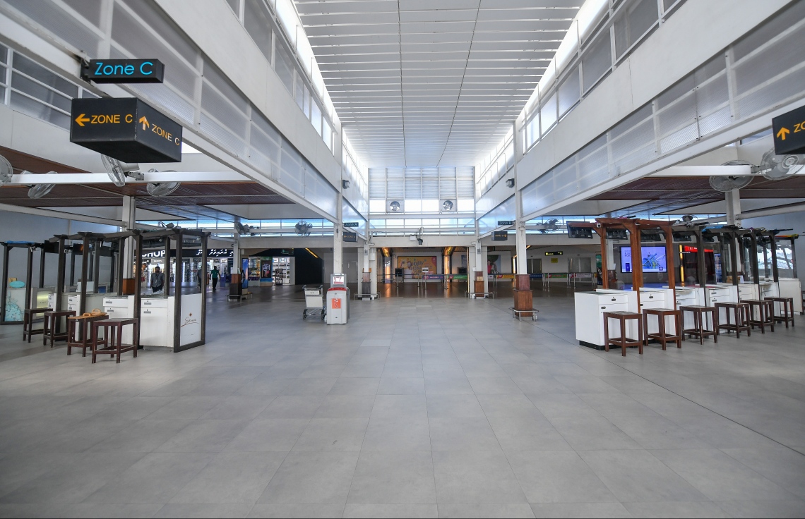 ހުޅުލެ: މާޗް 30، 2020: ކޮވިޑް-19 އާ ގުޅިގެން ހުރިހާ އެއާލައިންތަކެއް ދަތުރުތައް ހުއްޓާލުމާއި ގުޅިގެން ރާއްޖޭގެ މައި ދޮރު، ވެލާނާ އިންޓަނޭޝަނަލް އެއާޕޯޓުގެ ރިސޯޓުތަކުގެ އެއާޕޯޓު ސާވިސްދޭ ޑެސްކުތައް ހުސްކޮށް. ފޮޓޯތައް: ނިޝާން އަލީ /މިހާރު