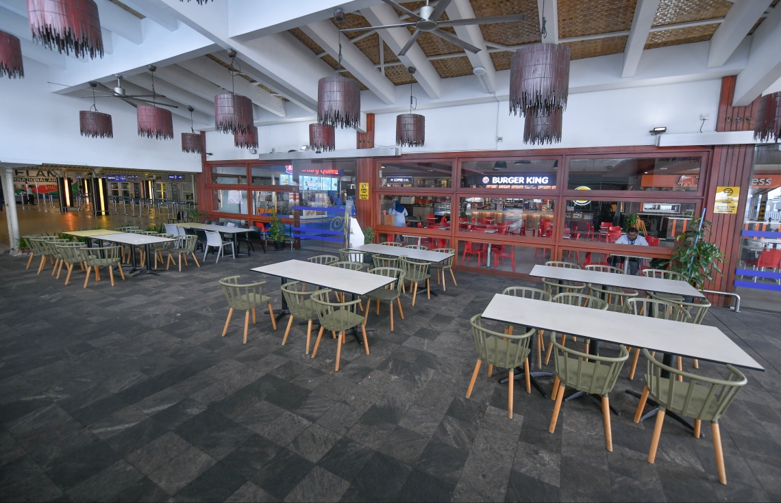 ހުޅުލެ: މާޗް 30، 2020: ކޮވިޑް-19 އާ ގުޅިގެން ހުރިހާ އެއާލައިންތަކެއް ދަތުރުތައް ހުއްޓާލުމާއި ގުޅިގެން ވެލާނާ އިންޓަނޭޝަނަލް އެއާޕޯޓުގެ ކެފޭތަށް ހުހަށް. ފޮޓޯތައް: ނިޝާން އަލީ /މިހާރު