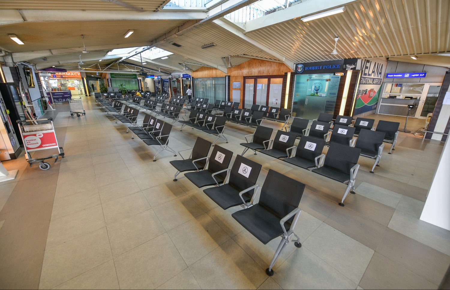 ވީއައިއޭގެ ގޮނޑިތައް ހުހަށް: މި އެއާޕޯޓް ހުސްކޮށް އޮތުމަކީ އިގުތިސާދު ވެސް ވެއްޓުން --ފޮޓޯ/ނިޝާން އަލީ/މިހާރު