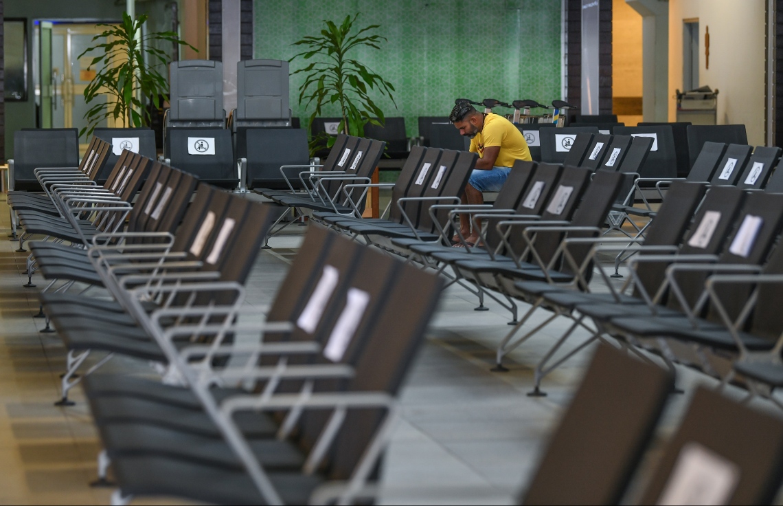 ހުޅުލެ: މާޗް 30، 2020: ކޮވިޑް-19 އާ ގުޅިގެން ހުރިހާ އެއާލައިންތަކެއް ދަތުރުތައް ހުއްޓާލުމާއި ގުޅިގެން ރާއްޖޭގެ މައި ދޮރު، ވެލާނާ އިންޓަނޭޝަނަލް އެއާޕޯޓުގެ ގޮނޑިތައް ހުހަށް. ފޮޓޯތައް: ނިޝާން އަލީ /މިހާރު