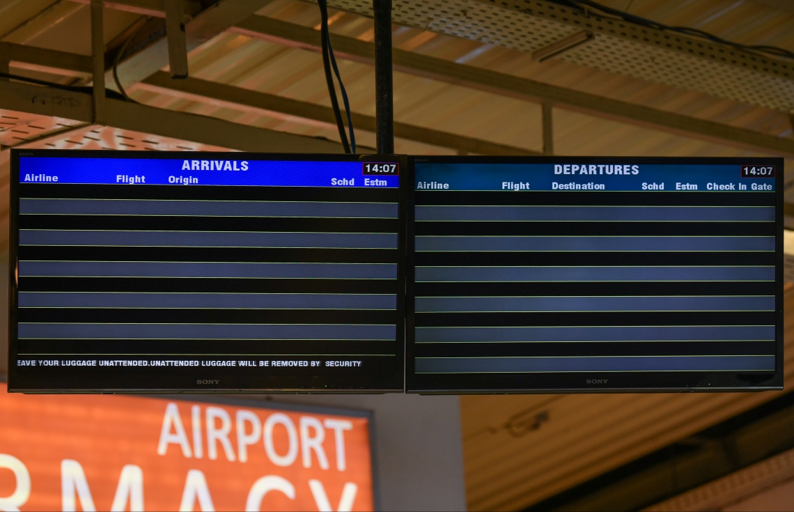 ހުޅުލެ: މާޗް 30، 2020: ކޮވިޑް-19 އާ ގުޅިގެން ހުރިހާ އެއާލައިންތަކެއް ދަތުރުތައް ހުއްޓާލުމާއި ގުޅިގެން ރާއްޖޭގެ މައި ދޮރު، ވެލާނާ އިންޓަނޭޝަނަލް އެއާޕޯޓުގެ އެރައިވަލް/ޑިޕާޗާގެ ޝެޑިއުލް އެއްކޮށް ހުއްޓިފައި. ފޮޓޯތައް: ނިޝާން އަލީ /މިހާރު