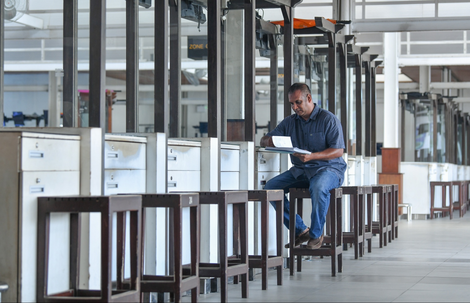 މާޗު 30 ވަނަ ދުވަހު "މިހާރު"އަށް އިންޓަވިއު ދިން އިރު އަމީން އެކަނިމާއެކަނި ކައުންޓަރެއްގައި: --ފޮޓޯ/ނިޝާން އަލީ/މިހާރު