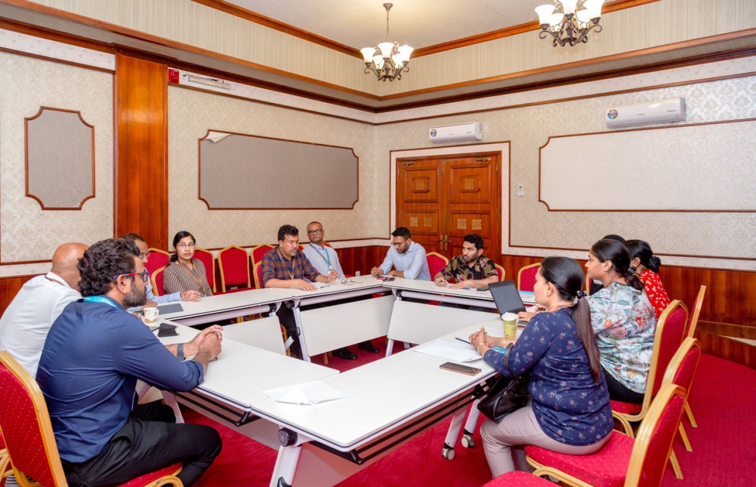 ރާއްޖޭގައި ކޮރޯނާވައިރަސް ކޮންޓްރޯލް ކުރުމާ ގުޅޭ ގޮތުން އުފައްދާފައިވާ ޚާއްސަ ކޮމިޓީއެއްގެ ބައްދަލުވުމެއް ހެލްތު މިނިސްޓަރު އަމީން ކުރިއަށް ގެންދަވަނީ.---ފޮޓޯ: ހެލްތު މިނިސްޓްރީ