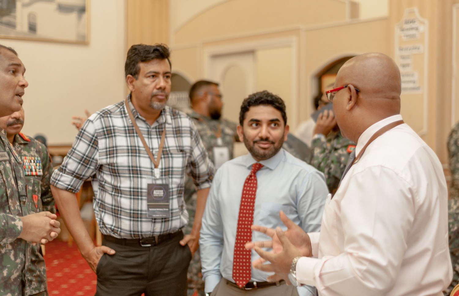 ކޮވިޑް-19 އާ ގުޅޭ މަޝްވަރާއެއް، ހެލްތު މިނިސްޓަރު އަމީނާއި ޑރ. އަލީ ލަތީފާއި ޗީފް އޮފް ޑިފެންސް ފޯސް މޭޖަ ޖެނެރަލް އަބްދުﷲ ޝަމާލް އަދި އެޗްޑީސީގެ އެމްޑީ ސުހައިލް ކުރިއަށް ގެންދަވަނީ.---ފޮޓޯ: ހެލްތު މިނިސްޓްރީ