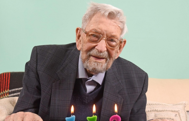 އެންމެ ދުވަސްވީ ފިރިހެނާގެ މަގާމު އިނގިރޭސިއަކަށް