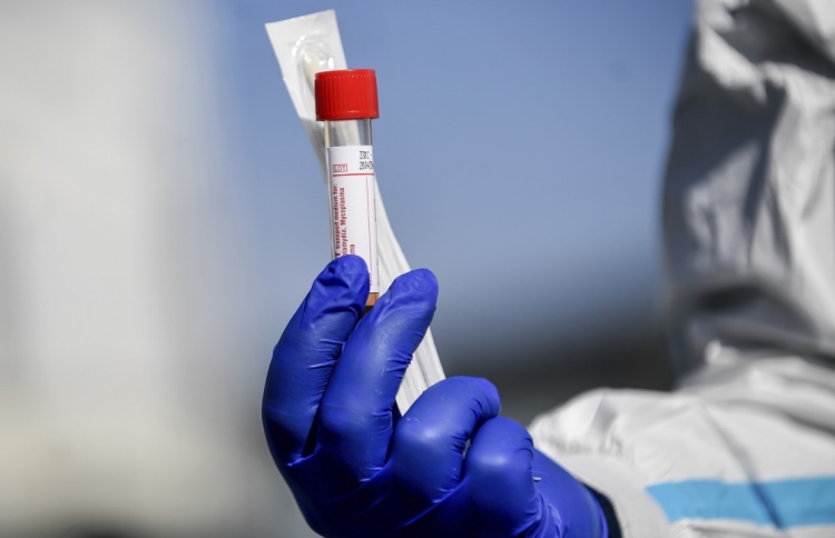 ޕާޓީއަށް ނުދާ، ޔޫކޭން އައި މީހަކު ކްލަސްޓާގައި ހިމެނޭ