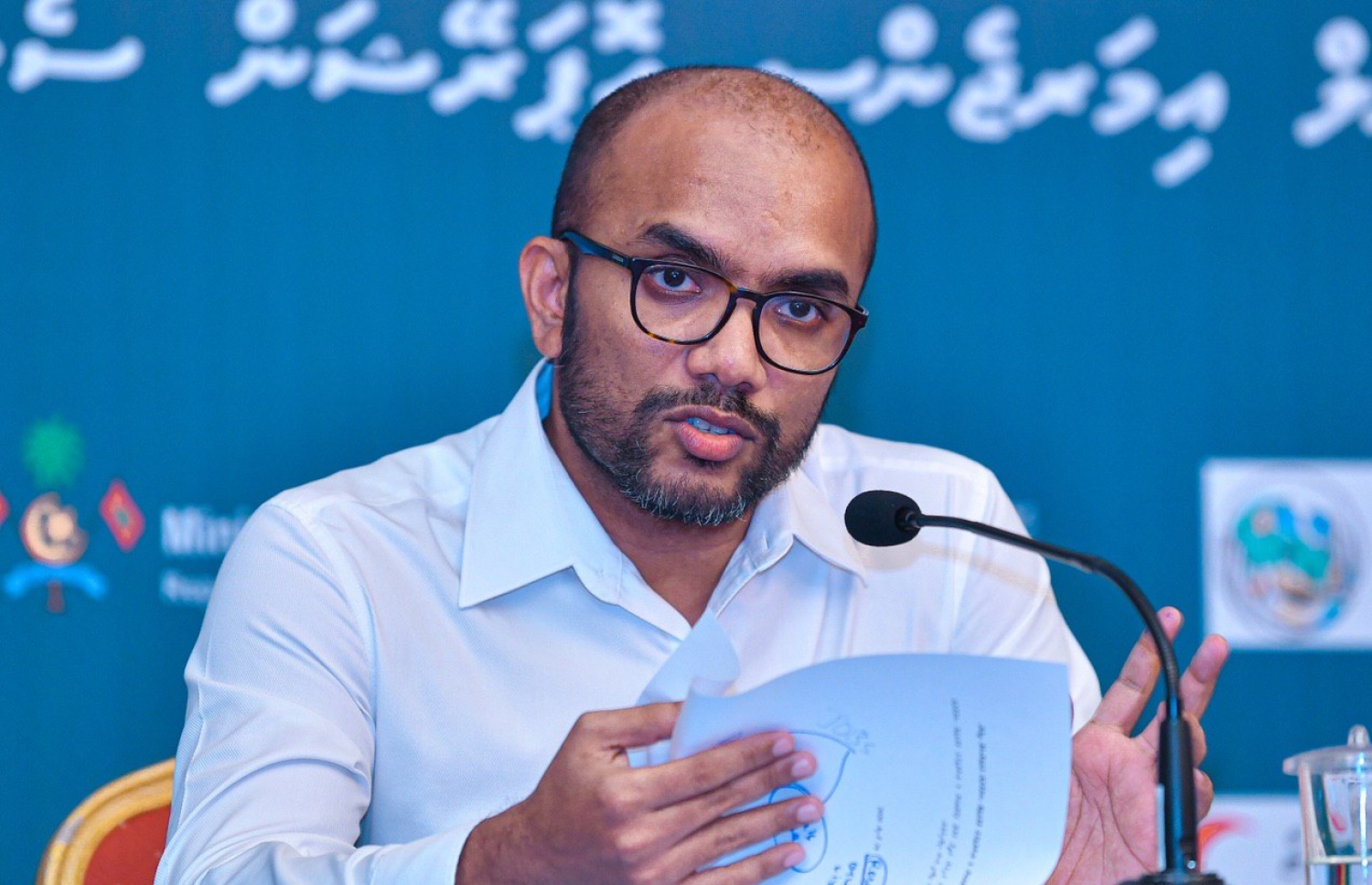 މިރޭގެ މީޑިއާ ބްރީފިންގައި ފިނޭންސް މިނިސްޓަރު އަމީރު ވާހަކަ ދައްކަވަނީ.---ފޮޓޯ އަހުމަދު އަވްޝަން/މިހާރު