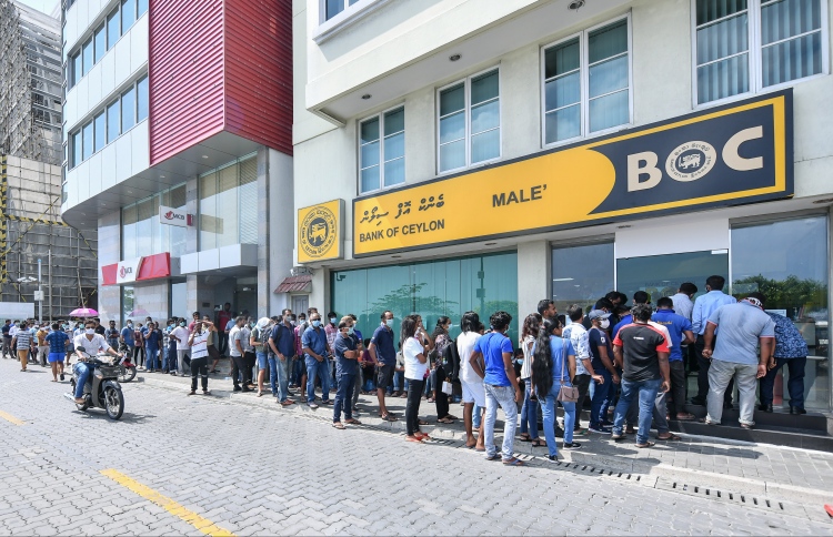 ބޭންކުތައް ހުޅުވާލުމާ އެކު ކިޔޫތައް ދަމާލައިފި