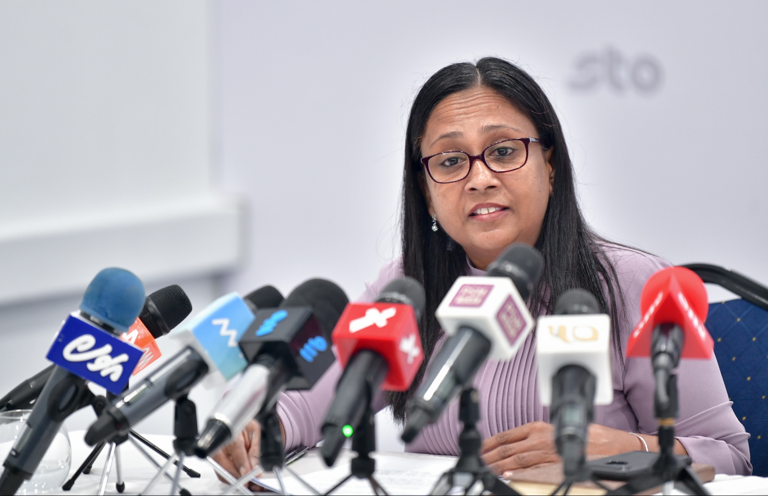 މިނިސްޓަރު ޒަހާ ނޫސްވެރިންނާ ވާހަކަ ދައްކަވަނީ: ސަރުކާރުގެ މަސްއޫލިއްޔަތު އަދާކުރާ މިންވަރު ބަލާ ކޮމިޓީ އަށް އޭނާ ހާޒިރުކުރަން މިއަދު ފާހެއް ނުވި.---ފޮޓޯ: މިހާރު