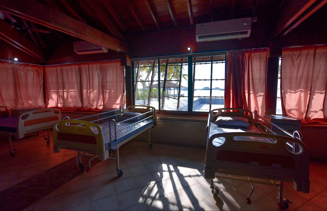 މާލެ- އޭޕްރިލް 2، 2020: ކޮވިޑް-19 އަށް ޕޮޒިޓިވްވާ މީހުންގެ ތެރެއިން ހައި ރިސްކު މީހުންނަށް ފަރުވާދިނުމަށް އަލުން މަރާމާތުކުރި، ފަރުކޮޅުފުށި އައިސޮލޭޝަން ފެސިލިޓީ --.ފޮޓޯ: ނިޝާން އަލީ/މިހާރު