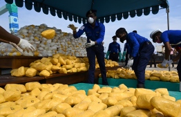 ސްރީ ލަންކާގައި އަތުލައިގެންފައި ހުރި މަސްތުވާތަކެތި ނައްތާލަން ތައްޔާރުވަނީ: ލަންކާގައި އަންނަނީ މަސްތުވާތަކެއްޗާއި ގޭންގު ކުށާ ދެކޮޅަށް އޮޕަރޭޝަންތައް ވަރުގަދަކުރަމުން. -- ފޮޓޯ: އޭއެފްޕީ