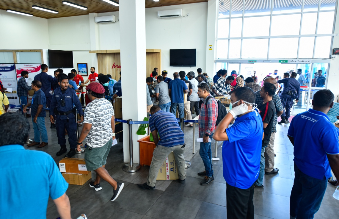 މާލެ- އޭޕްރީލް 4، 2020- ރާއްޖޭގެ ގައުމީ އެއާލައިން މޯލްޑިވިއަން އިން ސްރީ ލަންކާ އަށް ބާއްވާ ކާގޯ ދަތުރުގައި، އެ ގައުމުގައި ތިބި ދިވެހި އާއިލާތަކަށް ތަކެތި ފޮނުވުމަށް ބަސް ޓާމިނަލްގައި ހުންނަ މޯލްޑިވިއަން ކައުންޓަރު ކައިރީގައި ބަޔަކު ކިއޫ ހަދާފައި.---ފޮޓޯ: އަހުމަދު އަވްޝަން/މިހާރު