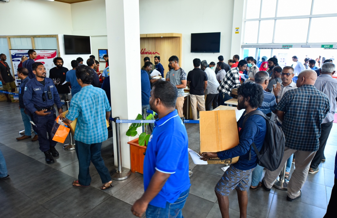 މާލެ- އޭޕްރީލް 4، 2020- ރާއްޖޭގެ ގައުމީ އެއާލައިން މޯލްޑިވިއަން އިން ސްރީ ލަންކާ އަށް ބާއްވާ ކާގޯ ދަތުރުގައި، އެ ގައުމުގައި ތިބި ދިވެހި އާއިލާތަކަށް ތަކެތި ފޮނުވުމަށް ބަސް ޓާމިނަލްގައި ހުންނަ މޯލްޑިވިއަން ކައުންޓަރު ކައިރީގައި ބަޔަކު ކިއޫ ހަދާފައި.---ފޮޓޯ: އަހުމަދު އަވްޝަން/މިހާރު