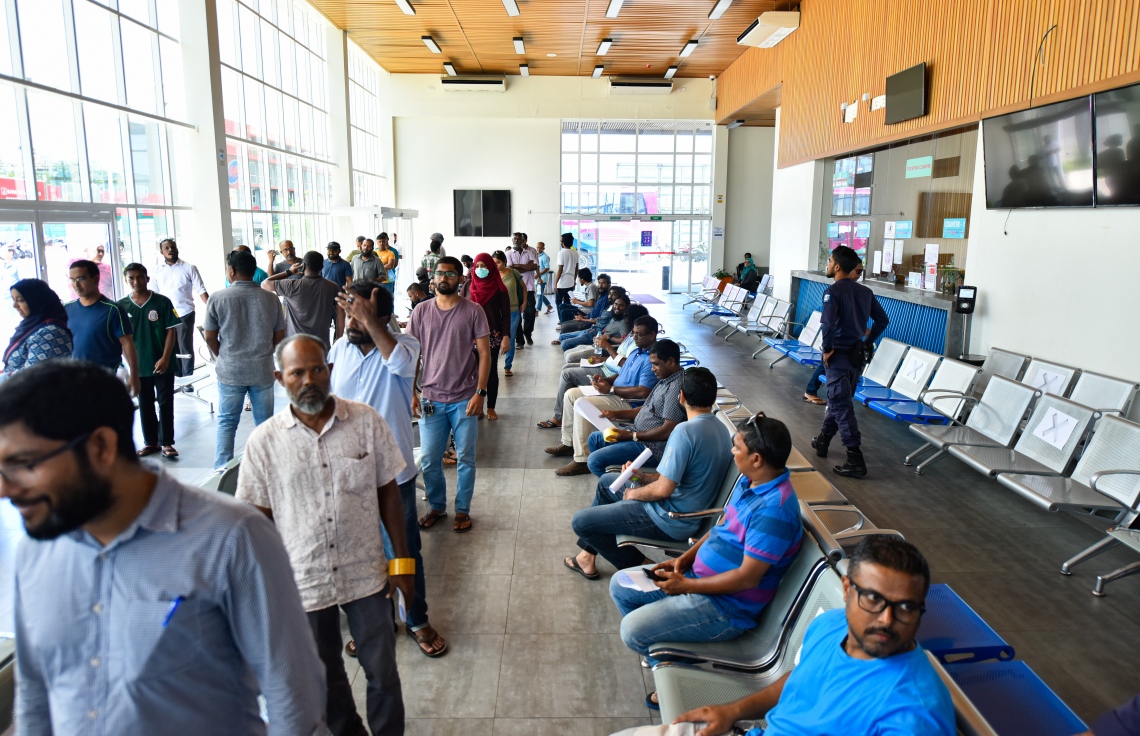 މާލެ- އޭޕްރީލް 4، 2020- ރާއްޖޭގެ ގައުމީ އެއާލައިން މޯލްޑިވިއަން އިން ސްރީ ލަންކާ އަށް ބާއްވާ ކާގޯ ދަތުރުގައި، އެ ގައުމުގައި ތިބި ދިވެހި އާއިލާތަކަށް ތަކެތި ފޮނުވުމަށް ބަސް ޓާމިނަލްގައި ހުންނަ މޯލްޑިވިއަން ކައުންޓަރު ކައިރީގައި ބަޔަކު ކިއޫ ހަދާފައި.---ފޮޓޯ: އަހުމަދު އަވްޝަން/މިހާރު