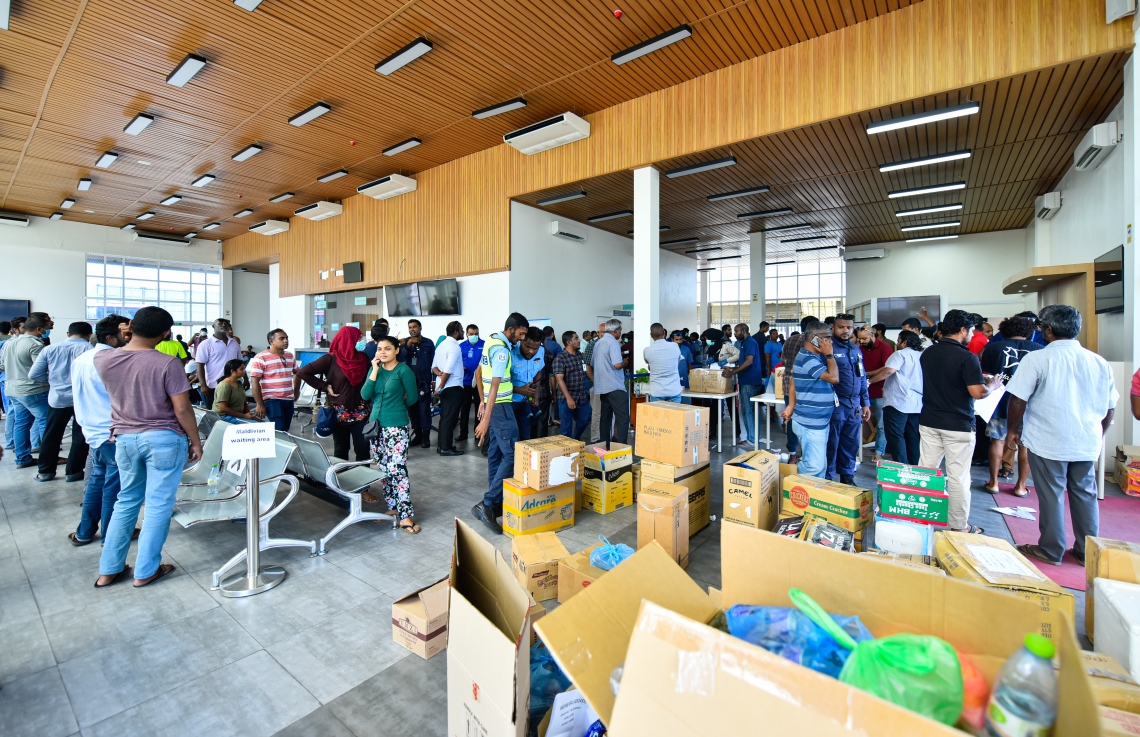 މާލެ- އޭޕްރީލް 5، 2020- މޯލްޑިވިއަން އިން ލަންކާ އަށް މިޔަދު ބާއްވާ ކާގޯ ދަތުރުގައި ސްރީ ލަންކާގައި ތިބި ދިވެހި އާއިލާތަކަށް ތަކެތި ފޮނުވަން ދިގު ކިޔޫއެއް ހަދާފަ --- ޕޮޓޯ: އަހުމަދު އަވްޝަން/މިހާރު