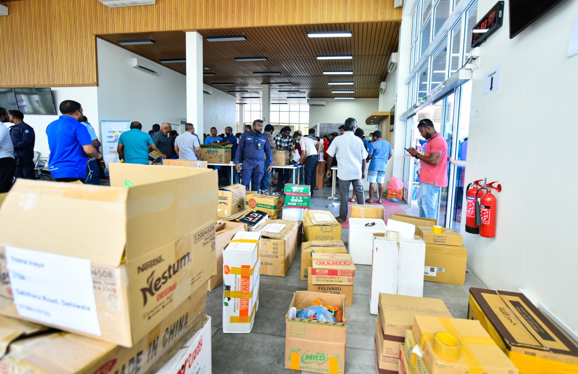 މާލެ- އޭޕްރީލް 4، 2020- ރާއްޖޭގެ ގައުމީ އެއާލައިން މޯލްޑިވިއަން އިން ސްރީ ލަންކާ އަށް ބާއްވާ ކާގޯ ދަތުރުގައި، އެ ގައުމުގައި ތިބި ދިވެހި އާއިލާތަކަށް ފޮނުވާ ތަކެތި ހިފައިގެން ދިޔަ ބަޔަކު ބަސް ޓާމިނަލްގެ ތެރޭގައި.---ފޮޓޯ: އަހުމަދު އަވްޝަން/މިހާރު