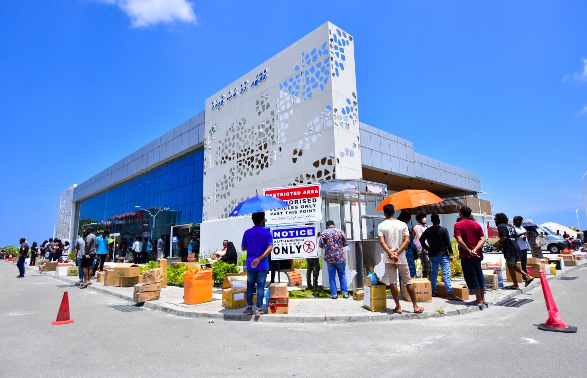 މާލެ- އޭޕްރީލް 5، 2020- މޯލްޑިވިއަން އިން ލަންކާ އަށް މިޔަދު ބާއްވާ ކާގޯ ދަތުރުގައި ސްރީ ލަންކާގައި ތިބި ދިވެހި އާއިލާތަކަށް ތަކެތި ފޮނުވަން ދިގު ކިޔޫއެއް ހަދާފަ --- ޕޮޓޯ: އަހުމަދު އަވްޝަން/މިހާރު